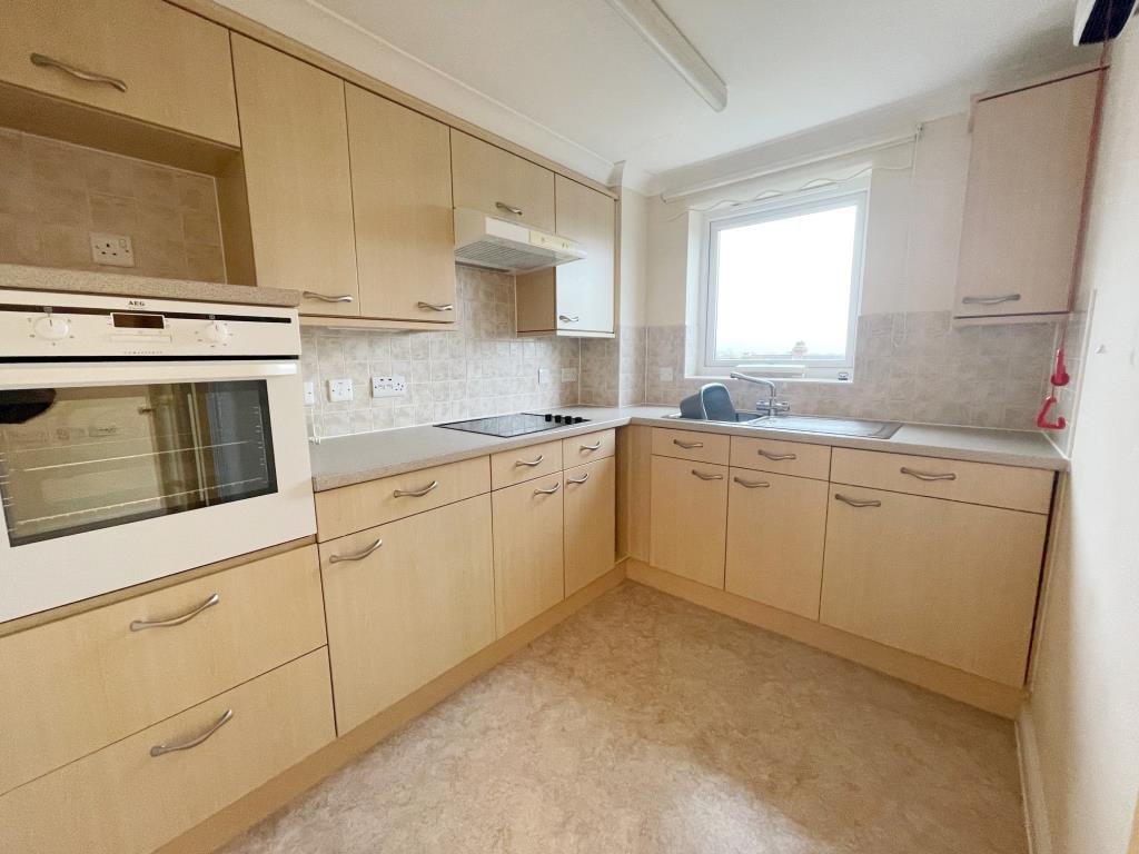 Lot: 172 - SECOND FLOOR AGE-RESTRICTED APARTMENT - Kitchen
